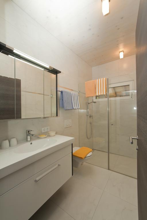 Apartamento Haus Waldrand Oberndorf in Tirol Habitación foto